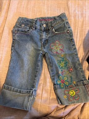 Arizona Jean Company Blue Denim Capri Jeans with Multicolor Floral Embroidery
